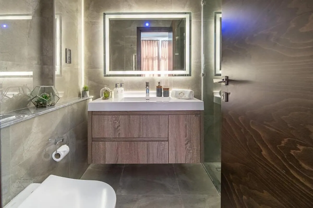 Frank Porter - Majestique Residence 2 Dubai Apartment