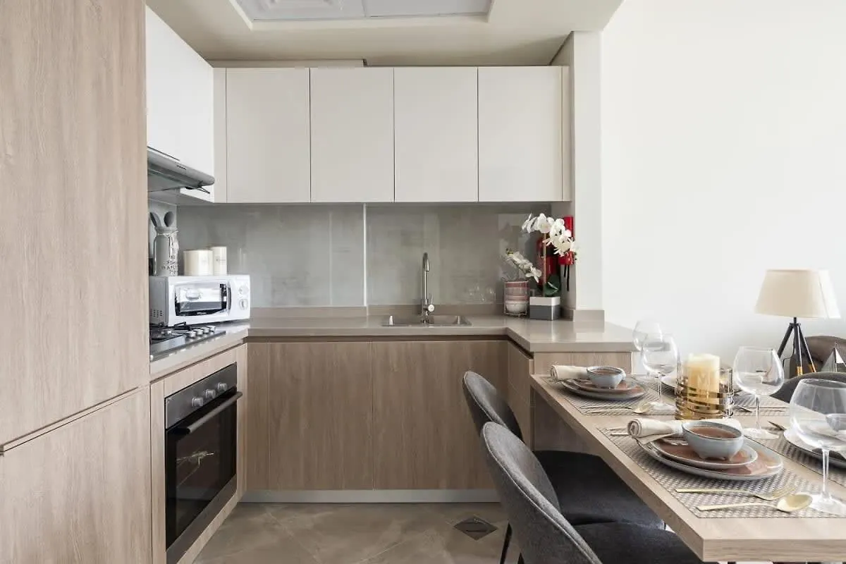 Frank Porter - Majestique Residence 2 Dubai Apartment